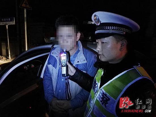新邵：三轮车驾驶人酒驾强行冲卡被拘