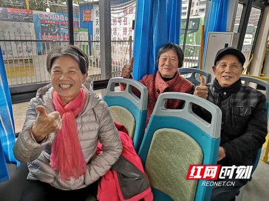 首次体验城际公交的市民。