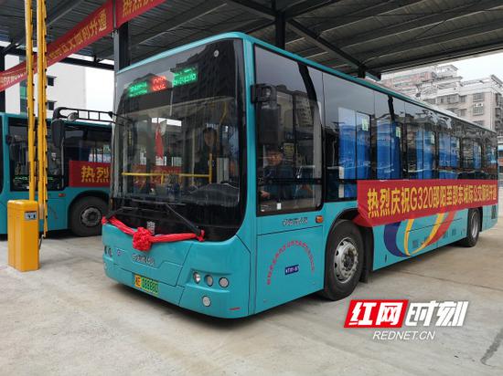 整装待发的802路城际公交。
