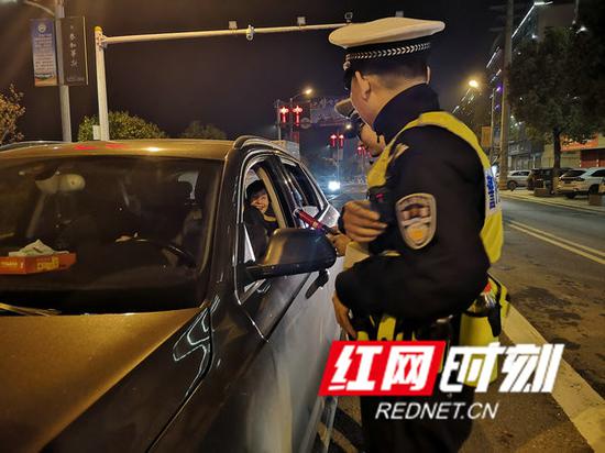 衡东：因一杯半白酒 25年驾龄的出租车司机砸了饭碗