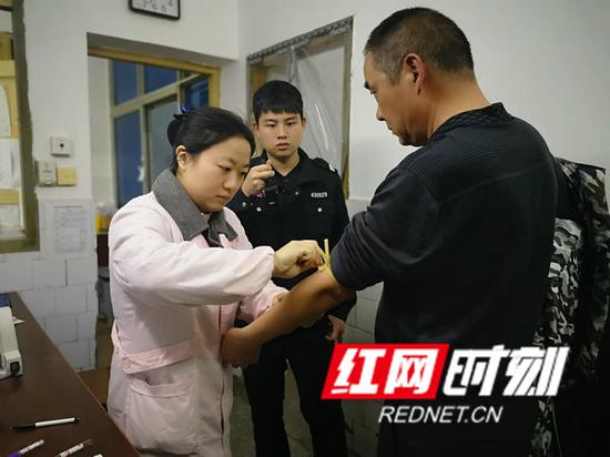 衡东：因一杯半白酒 25年驾龄的出租车司机砸了饭碗