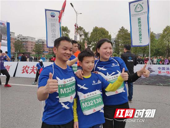 周华明全家完赛后兴奋不已。(以上部分照片来自网络)