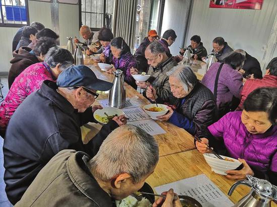 岳阳一社区为老人提供免费午餐