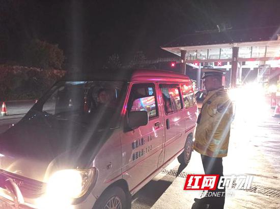 全省公安交警全警在岗,确保了全省道路交通安全?#38382;?#25345;续平稳。