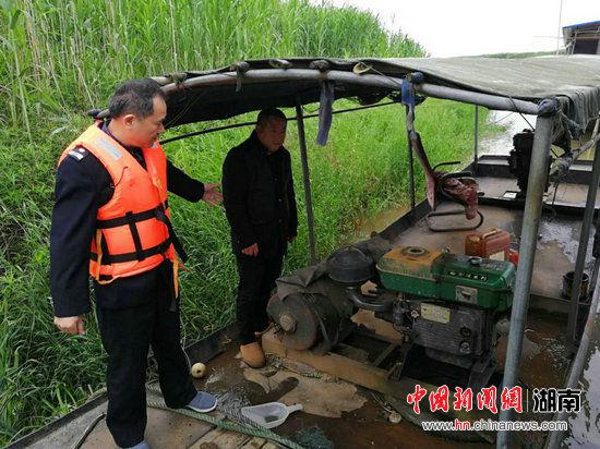 湖南沅江守护一湖碧水 让鱼儿自在游