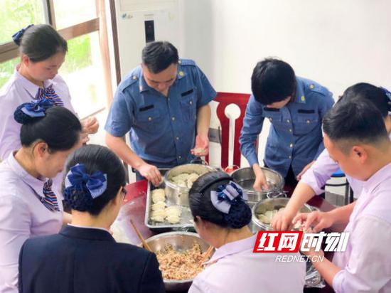 普迹收费站：设置便民服务台 贴心为过往司乘服务