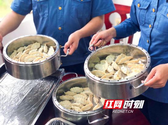 虽然饺子包的各式各样，却丝毫不影响大家一起包饺子的积极性。