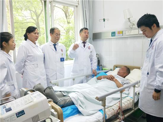 娄底一65岁老人突发罕见急症 一天内双下肢瘫痪