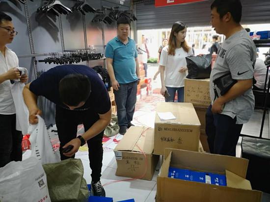 长沙黄兴南路步行街店铺被查 部分耐克、阿迪达斯是假的