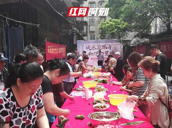 长沙22年老邻居难说“再见” 搬迁前共度端午节