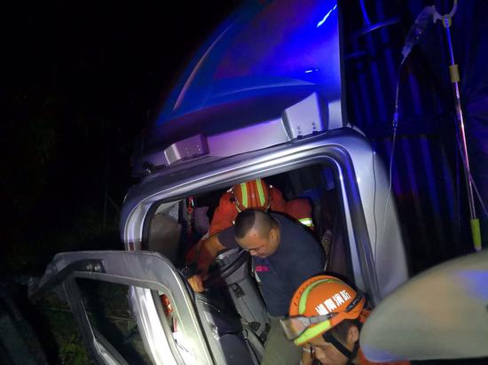 货车夜间一头冲入水沟 岳阳一司机双腿被卡驾驶室