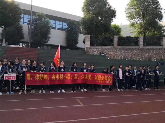 2800 余名师生独特方式迎高考 长沙这所学校火了！