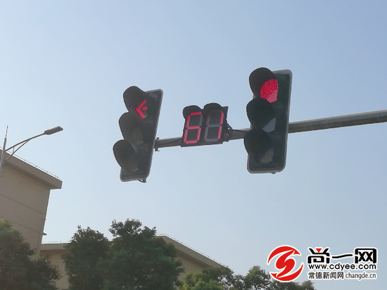  6月5日下午，记者来到常德市城区芙蓉路、临江路和竹叶路交汇路口，发现该路口已启用红绿灯。尚一网记者 罗朝阳 摄