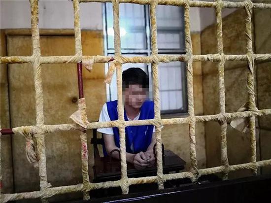 邵阳两男子“抖音”学盗窃 老板眼皮底下调包真假香烟