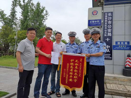 献给高考幕后英雄的锦旗 天心交警获老师家长感谢