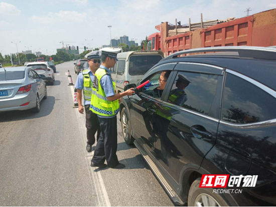   6月14日14时许，长沙县交警大队㮾梨中队在黄兴大道劳动路口开展酒驾整治行动，行动 开展不到20分钟，就查获四起醉酒驾驶的违法行为。                   