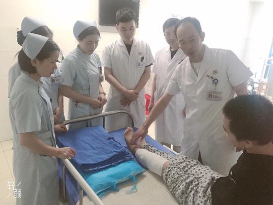 长沙18岁小伙车间实习被1吨重物砸伤 紧急手术保住小腿