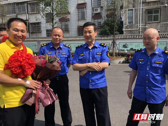 完成捐献后，罗操（左一）身体状况良好，也于当天下午回到湘阴 ，受到了同事们的热情迎接。