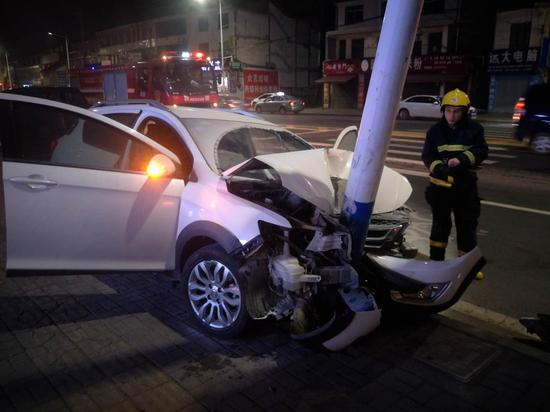 益阳一小车凌晨突然撞上路灯起火 车头凹成了V字
