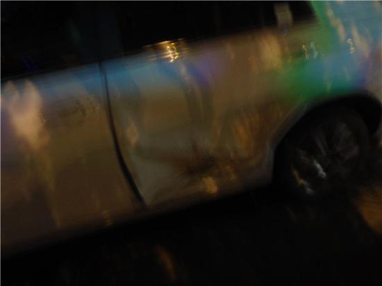 男司机撞伤人后将其带走，中途改主意丢在路边并返回毁坏现场