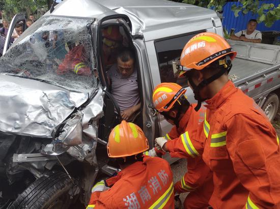 怀化小货车撞上大货车 车头完全变形司机被压意识模糊