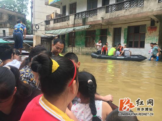 “救人专业户”中国好人唐新林、唐满园两兄弟等群众自发参与救援