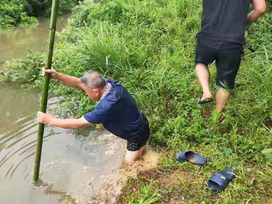 望城七旬老人六次下水 用肉身堵住不断涨水的闸门