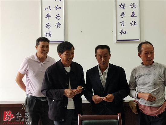 农民工刘丕学等五人拿到了被拖欠的13000元工资。