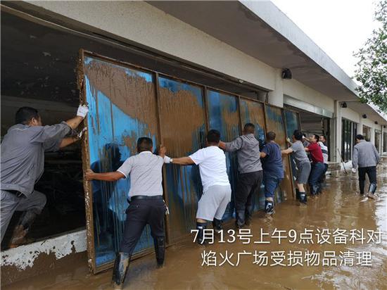 洪水退去后橘子洲边坡上留下十几厘米厚淤泥 能盖到小腿肚