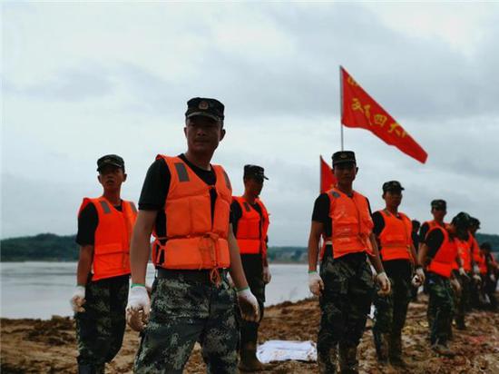双线作战 武警某部雨中全力封堵衡东县洣水河决口