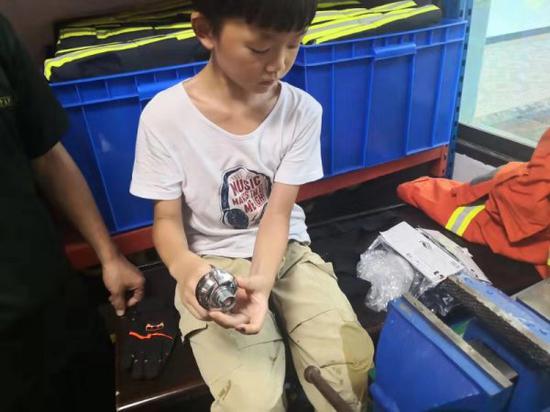 6岁男童贪玩手指上插进门锁 一脸淡定到消防队求助