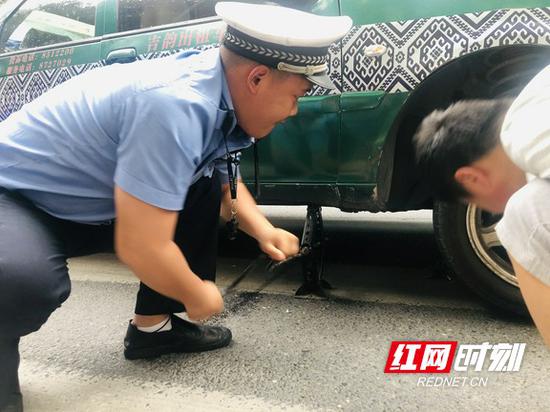 保畅通除隐患 吉首交警化身最美“修理工”