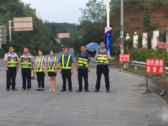 鲜鸡蛋“掩护”皮蛋走绿通 收费员告诉司机“不存在的”