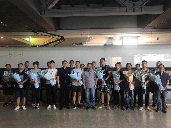 假扮女网友骗男玩家游戏充值 两百余嫌疑人被警方押解回沪