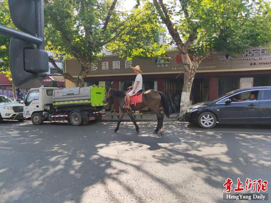 ▲街头“遛马”，妨碍车辆安全通行