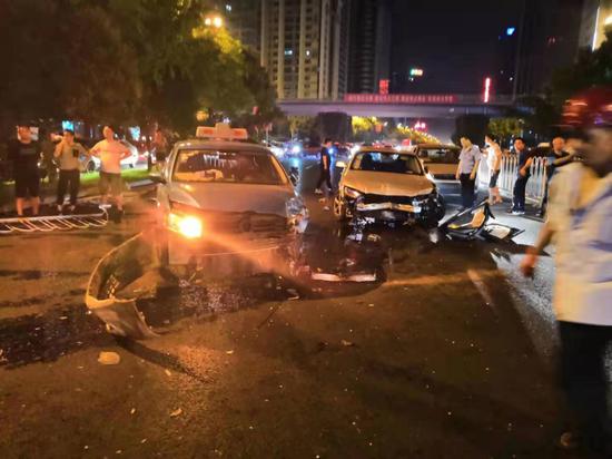 长沙一奥迪车凌晨“失控”撞向对侧致 5车受损2人轻伤