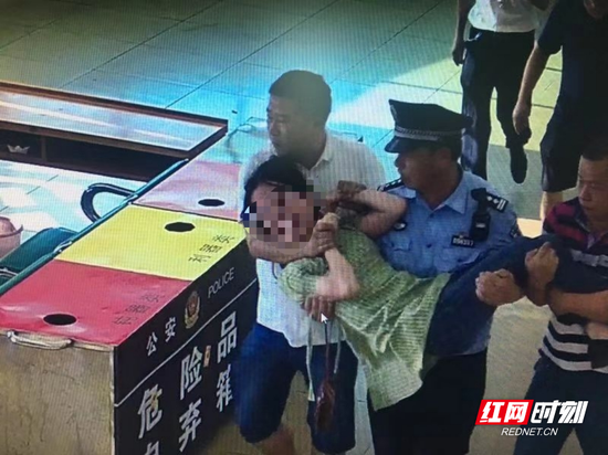 女子火车站精神失常 民警“公主抱”暖人心