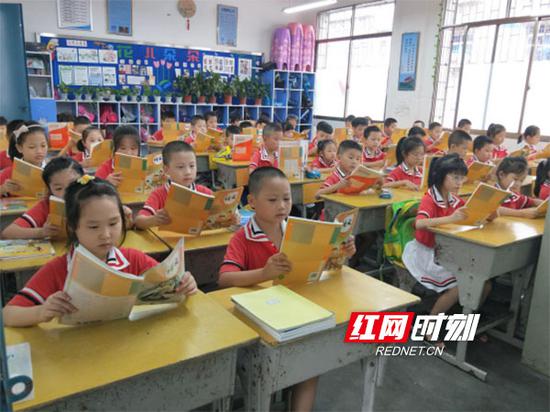 人民路小学新生发新书,孩子们迫不及待地翻阅起来。