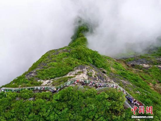 　　云雾围绕连绵峰峦，天门山仿佛“悬浮”空中。向韬摄