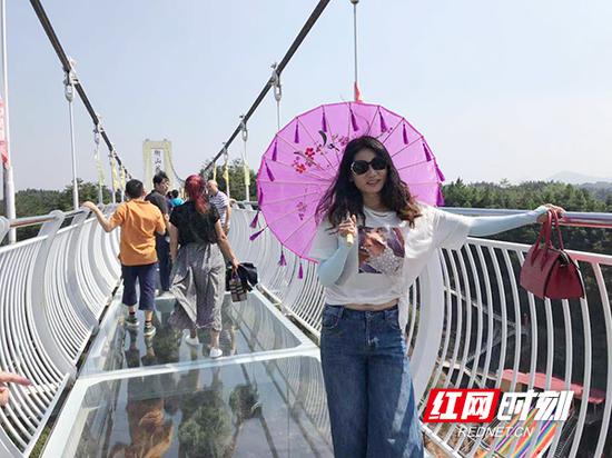 常宁游客吴女士体验玻璃栈道。
