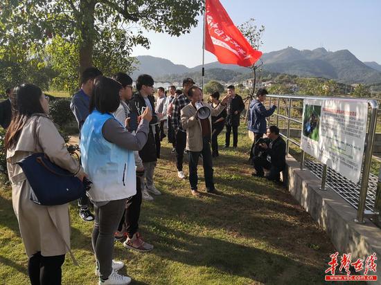 媒体团参观郑家河社区污水处理系统。湖南日报·华声在线记者傅聪摄