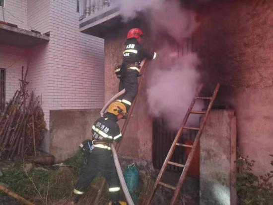 娄底一村民煮猪食临时离开 火苗蹿到了干柴上引发大火