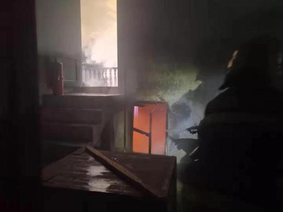 娄底一村民煮猪食临时离开 火苗蹿到了干柴上引发大火