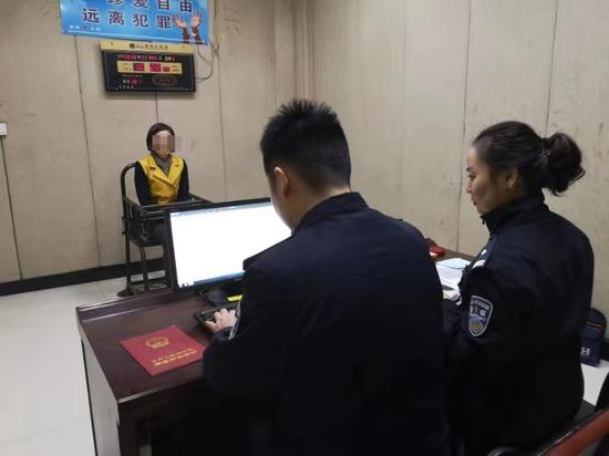 女子换户口本被查出不同名身份证 被警方收缴证件并罚款