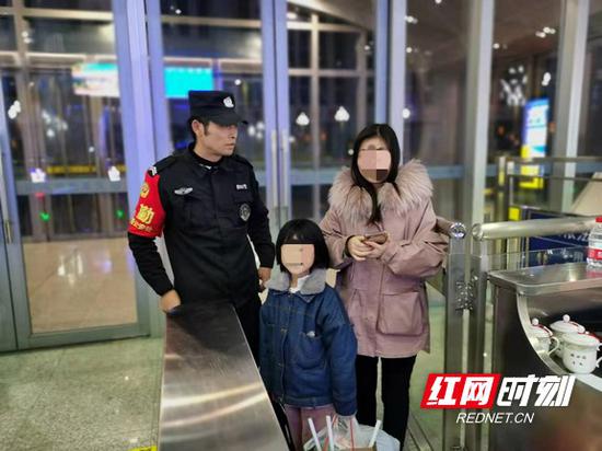 在湖南省怀化铁路公安处洞口站派出所民警的热情帮助下，母女俩终于团圆