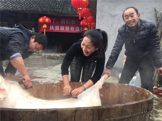 刘莹：“专业扶贫”15年，她是上千名留守儿童共同的“妈妈”