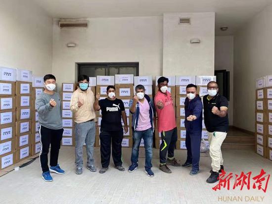 中联重科迪拜子公司员工齐心协力采供、打包、运送医疗防护物资。通讯员 摄