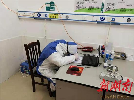 (望城区桥驿镇中心卫生院刘述长医生,几年没有回邵阳老家过年的他,仅仅在家呆了几小时,就立即返回防疫一线,顾不上休息的他,只能趴在桌上稍作休息)