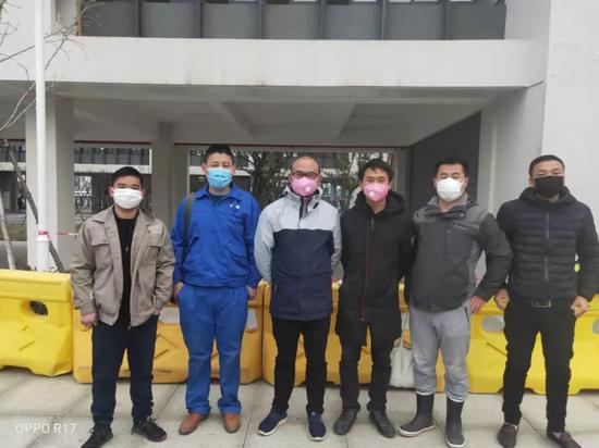 3名衡阳小伙(右一为王辉,右三为朱巍,右四为刘文红)在雷神山医院建设工地合影。