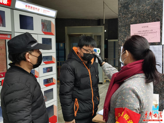 小区志愿者每天协助社区工作人员进行疫情防控。